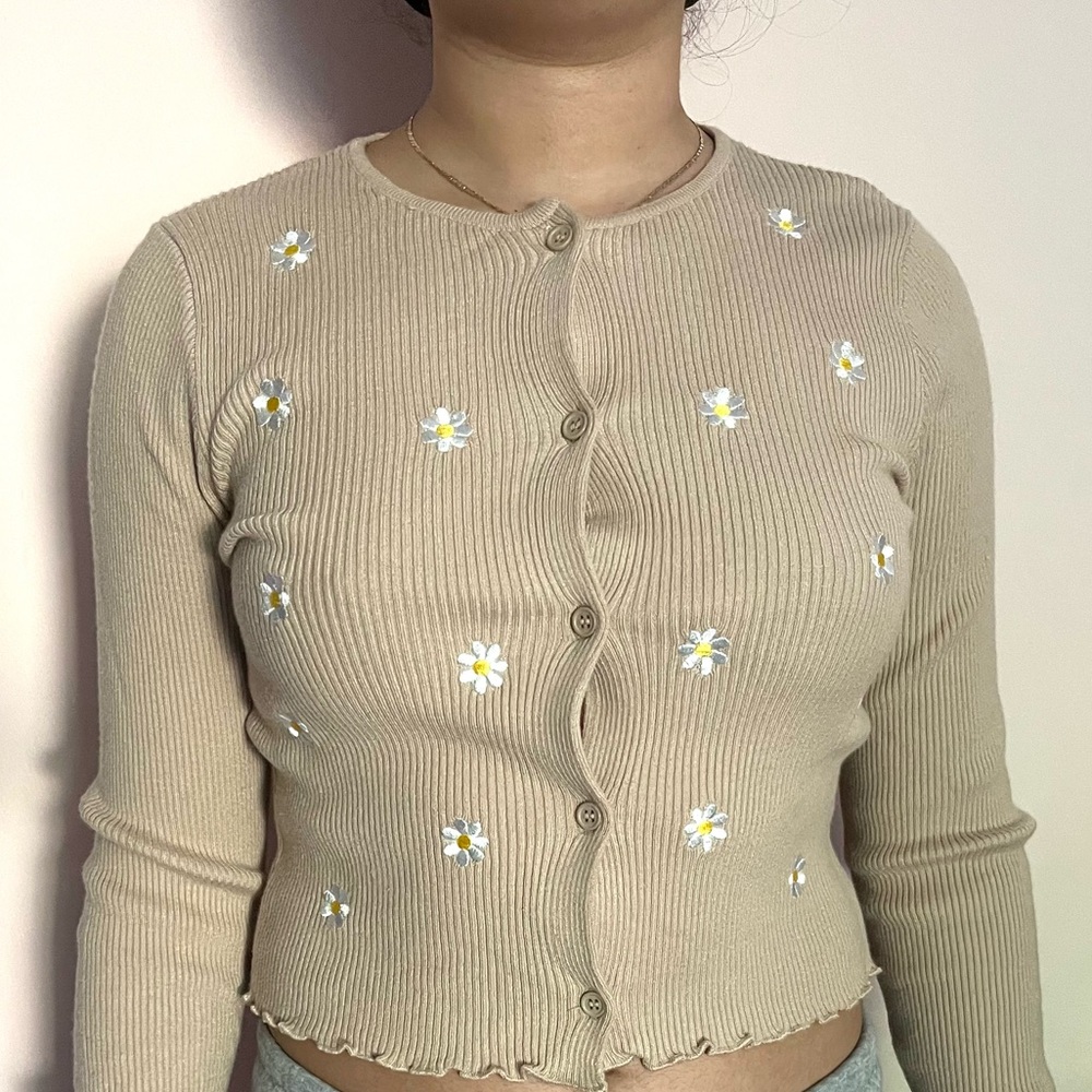 Knit Ribbed Fitted Long Sleeve Buttoned Embroidered Flower Top || FOREVER21